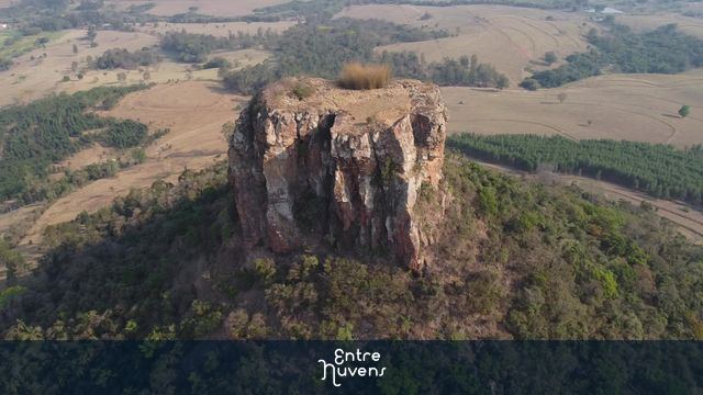 Morro do Cuscuzeiro - Analandia - 2 — vídeo aéreo de Analândia