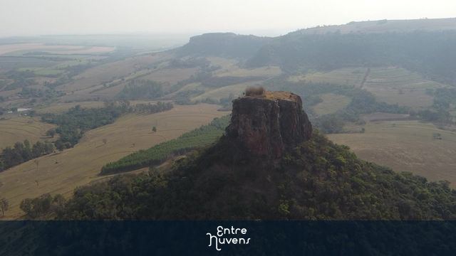 Morro do Cuscuzeiro - Analandia 1 — vídeo aéreo de Analândia