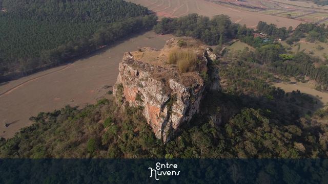 Morro do Cuscuzeiro - Analandia 3 — vídeo aéreo de Analândia