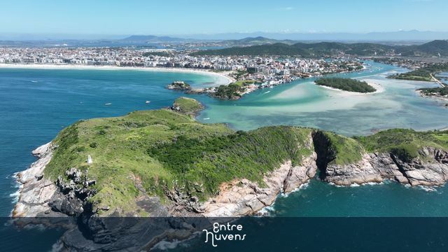 Morros da costa e Ilha do Japonês com cidade de Cabo Frio ao fundo