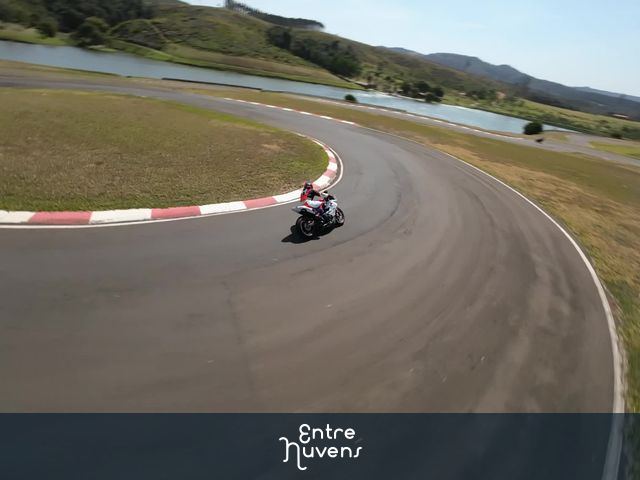 Moto Velocidade Perseguição FPV em pista  — vídeo aéreo de Itatiba