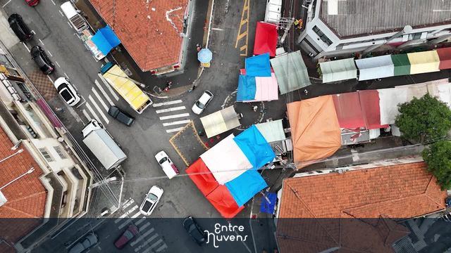 Movimento entre carros e feira 