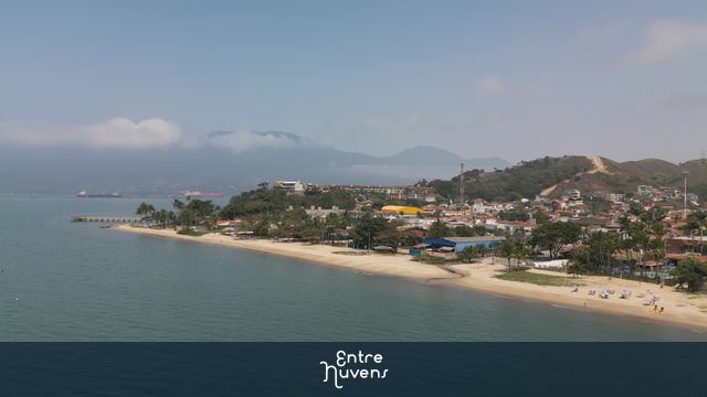 Movimento na praia do pontal em são sebastião.
