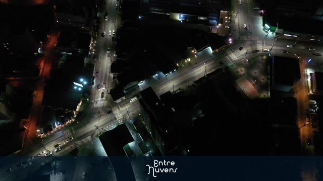 Movimento noturno — vídeo aéreo de Blumenau
