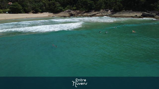 Movimento orbital sobre surfistas na Praia Vermelha do Norte, Ubatuba