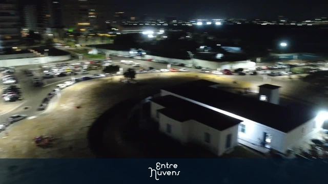 Movimento urbano noturno com prédio iluminado — vídeo aéreo de São Luís