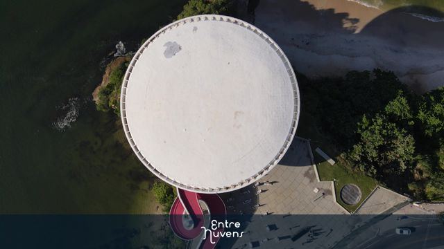 Museu de Arte Contemporânea de Niterói, no Rio de Janeiro, visto de cima. 
