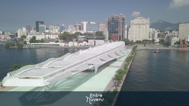 Museu do Amanhã à beira da Baía de Guanabara com o centro da cidade ao fundo