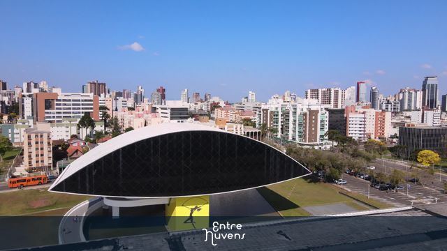 Museu Oscar Niemeyer em destaque na cidade de Curitiba. — vídeo aéreo de São Paulo