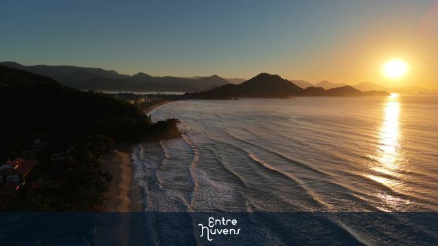 Nascer do Sol Deslumbrante na Praia de Ubatuba | Vista Aérea