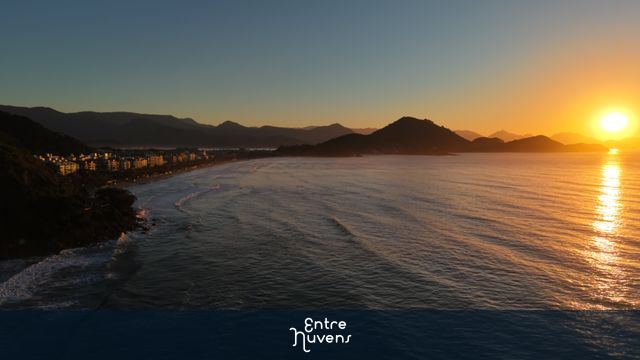 Nascer do Sol Deslumbrante na Praia Grande - Litoral Norte de São Paulo — vídeo aéreo de Ubatuba