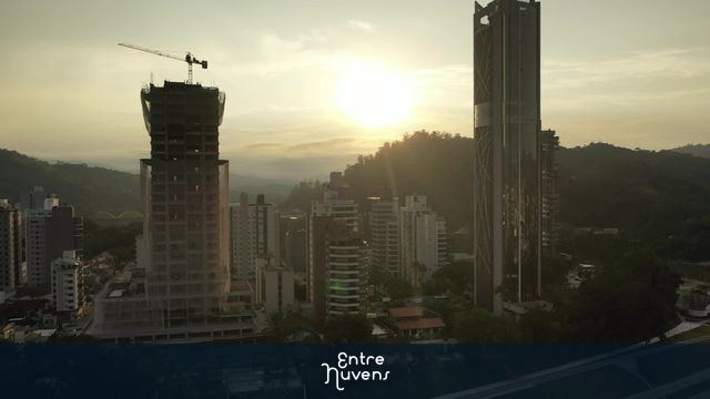Nascer do Sol em Blumenau: Arranha-céus, Construção e Vistas Panorâmicas