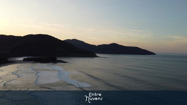 Nascer do Sol em Camburi - SP, Litoral Norte — vídeo aéreo de São Sebastião