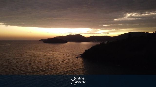 Nascer do Sol em praia — vídeo aéreo de Porto Belo