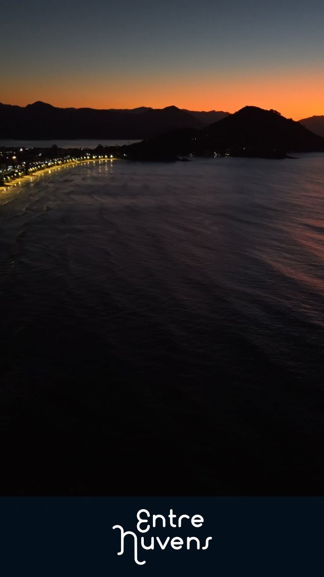Nascer do Sol Espetacular em Ubatuba: Vista Aérea da Praia ao Anoitecer