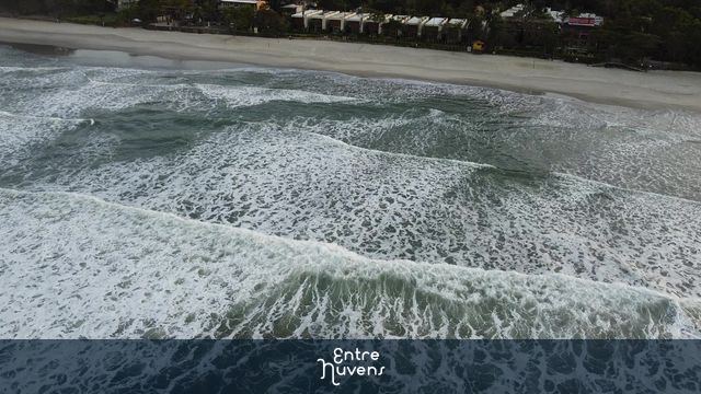 Nascer do Sol, montanhas e mar em Camburi - SP, Litoral Norte — vídeo aéreo de São Sebastião