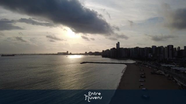 Nascer do sol na orla de Fortaleza à beira-mar