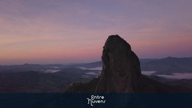 Nascer do Sol na Pedra do Baú — vídeo aéreo de São Bento do Sapucaí