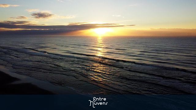 Nascer do sol na praia com drone — vídeo aéreo de Torres