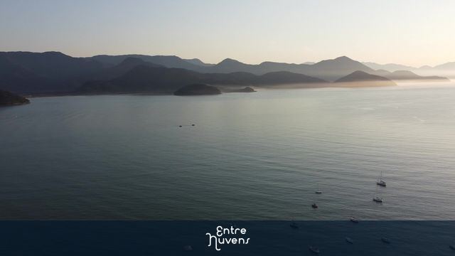 Nascer do sol na Praia do Itaguá e vista do bairro