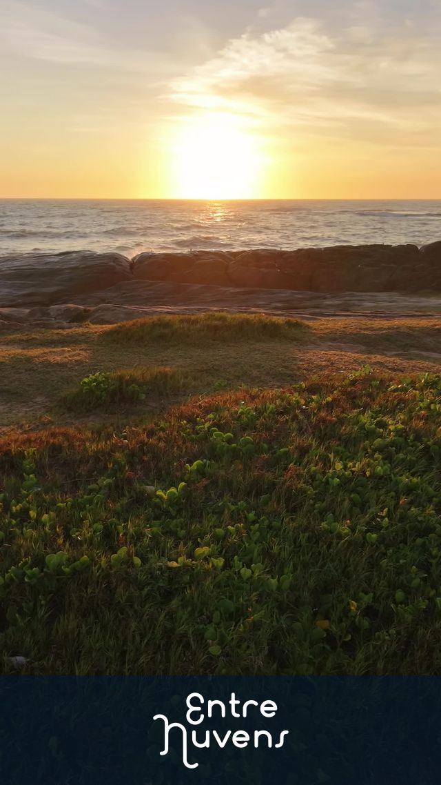 Nascer do sol nas pedras — vídeo aéreo de Marataízes