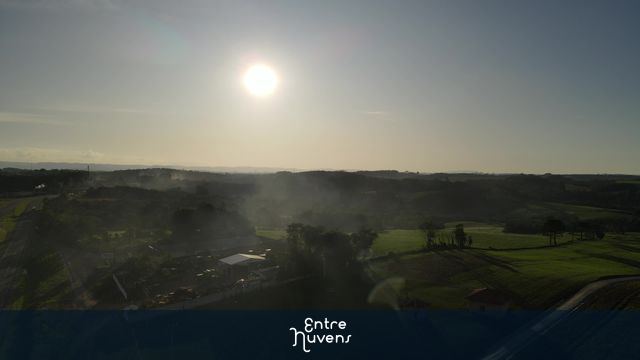 Nascer do sol no campo e rodovia 4k