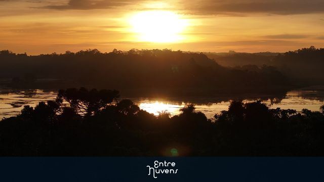 Nascer do sol refletido no lago e mata atlantica densa — vídeo aéreo de Ribeirão Pires