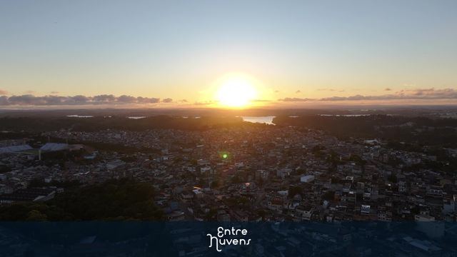 Nascer do sol sobre a cidade em jardim angela e represa billings