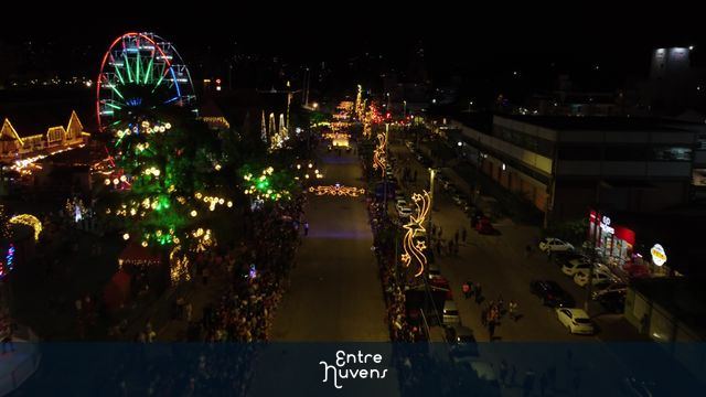 Natal em Blumenau desfile de Natal e público assistindo