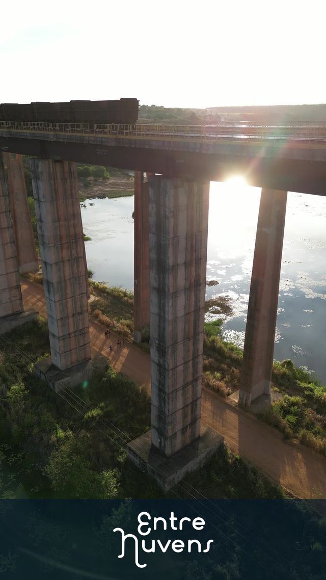 Natureza rio água azul ponte de trem passando pôr do sol — vídeo aéreo de Açailândia