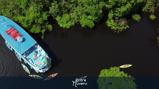 Navegaçao no Igarapé do Rio Negro - Amazônia - Brasil  — vídeo aéreo de Manaus