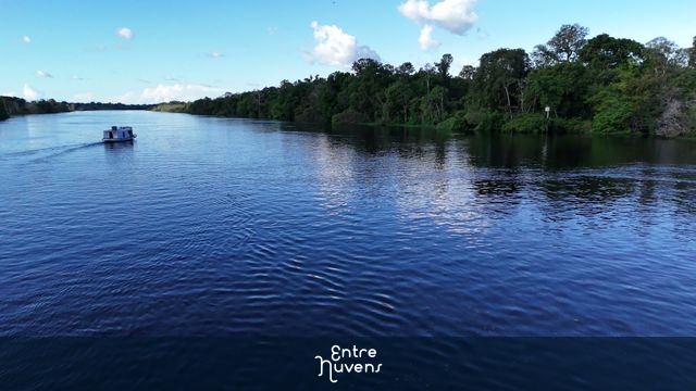Navegando pelas águas tranquilas do Rio Negro na Amazônia — vídeo aéreo de Manaus
