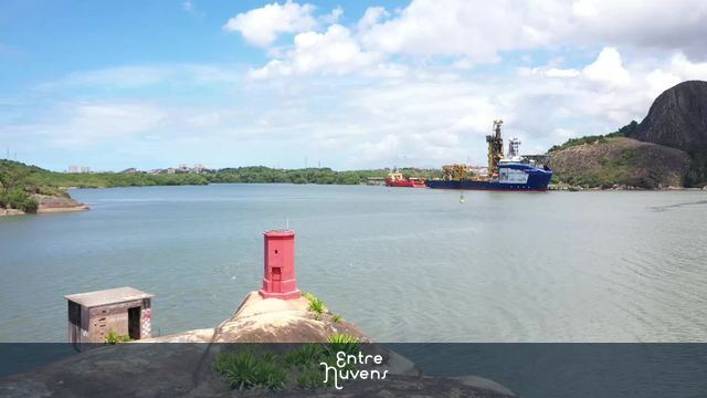 Navio ao fundo atracado no porto de Vila Velha e aproximação de uma ilha. — vídeo aéreo de Vitória