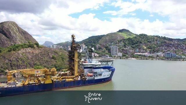 Navio atracado no porto de Vila Velha em foco. Ao fundo o Penedo e a cidade de Vitória.