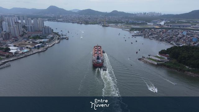 Navio cargueiro entrando no Porto de Santos