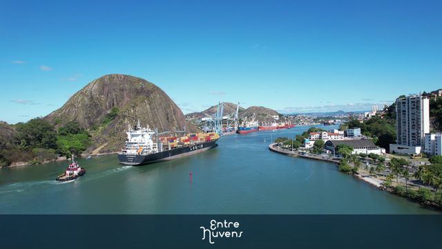 Navio cargueiro entrando no porto de Vila Velha com vista para o Penedo — vídeo aéreo de Vitória