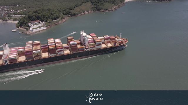 Navio cargueiro navegando em canal costeiro