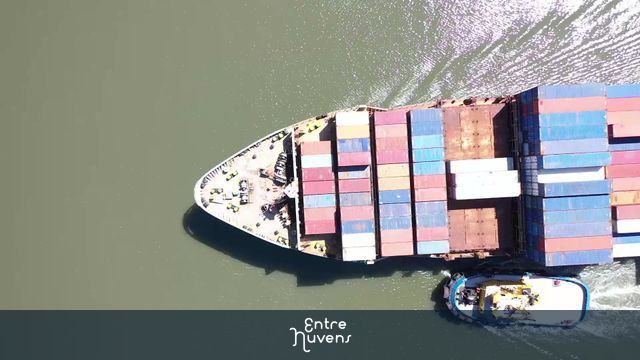 Navio cargueiro pela baía de Vitória indo em direção ao Porto de Vila Velha
