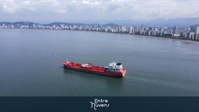 Navio cargueiro vermelho na Baía de Santos
