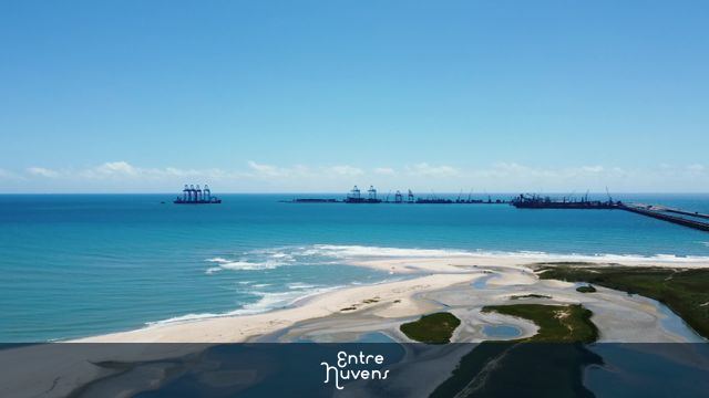 Navio com Guindastes STS chegando no Porto do Pecém — vídeo aéreo de São Gonçalo do Amarante
