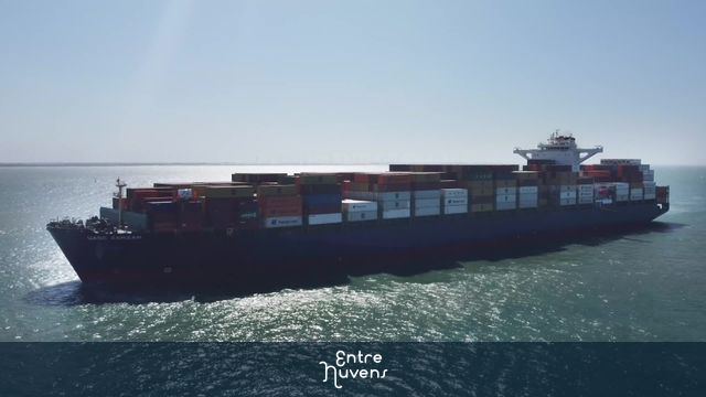 Navio Cargueiro em Movimento — vídeo aéreo de São Gonçalo do Amarante
