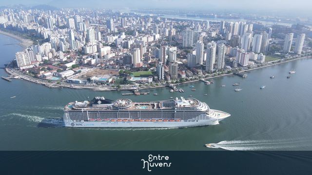 Navio de cruzeiro gigante chegando ao porto