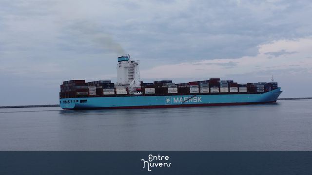 Navio deixando os Molhes da Barra em Rio Grande 🌊🚢 Uma vista de tirar o fôlego! 