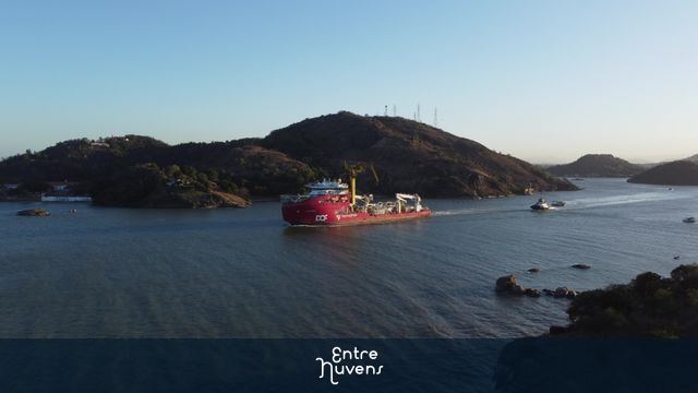 Navio indo para alto mar
