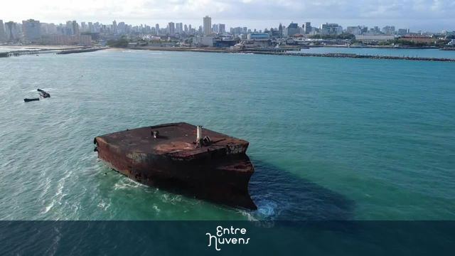 Navio Mara Hope naufragado próximo à orla urbana — vídeo aéreo de Fortaleza