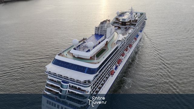 Navio Ocean vista  — vídeo aéreo de Santos