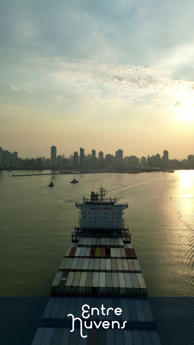 Navio saindo Barra ao fundo a linda cidade de Itajaí Sc 