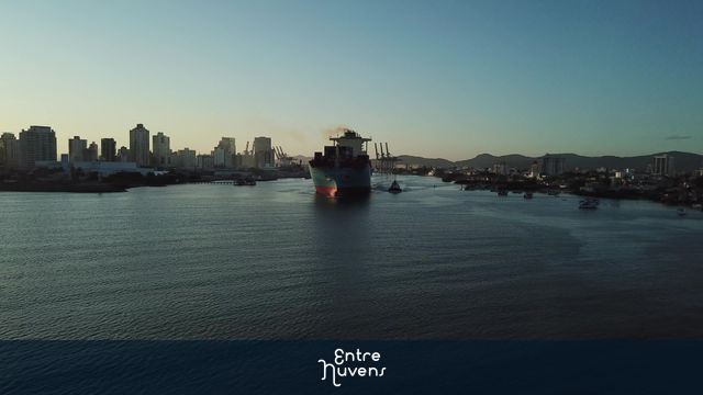 Navio saindo do porto de Itajaí/Navegantes, Santa Catarina, Brasil. Com avião pousando ao fundo.