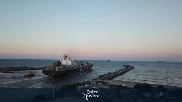 Navio saindo na boca da barra em Itajaí, Santa Catarina, fim de tarde.