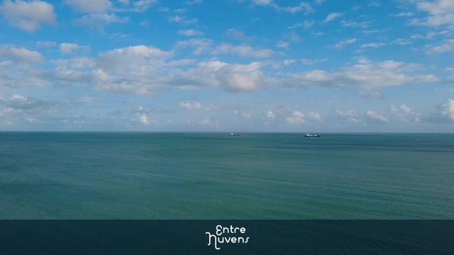 Navios cargueiros no horizonte azul — vídeo aéreo de Fortaleza